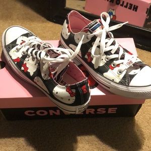 🔥SOLD🔥Hello Kitty low top Converse